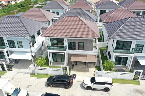ภาพมุมสูงของบ้านพักอาศัยที่ทีม TANA เข้าตรวจ