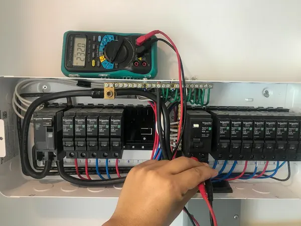 ตรวจวัดระบบไฟฟ้าภายในตู้ควบคุม