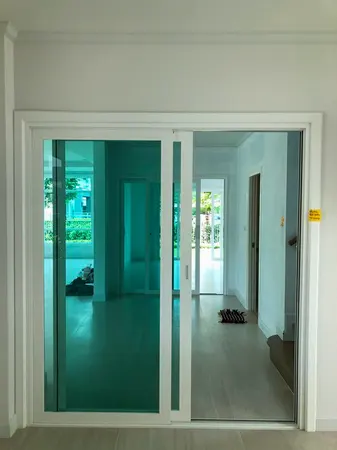 ตรวจประตูบานเลื่อนภายในบ้าน